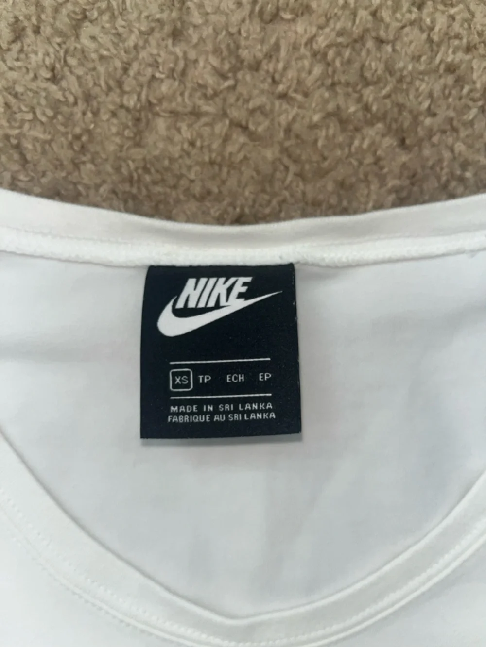 Nike top - Picture 2 of 3